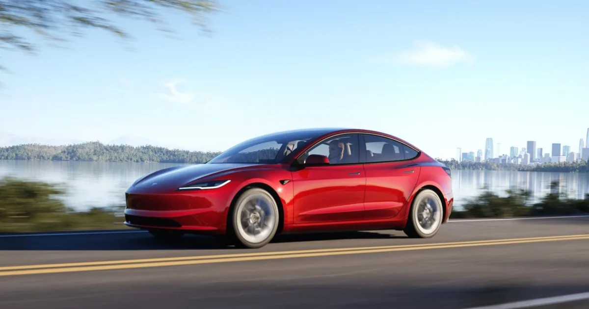 Piros Tesla Model 3 az úton